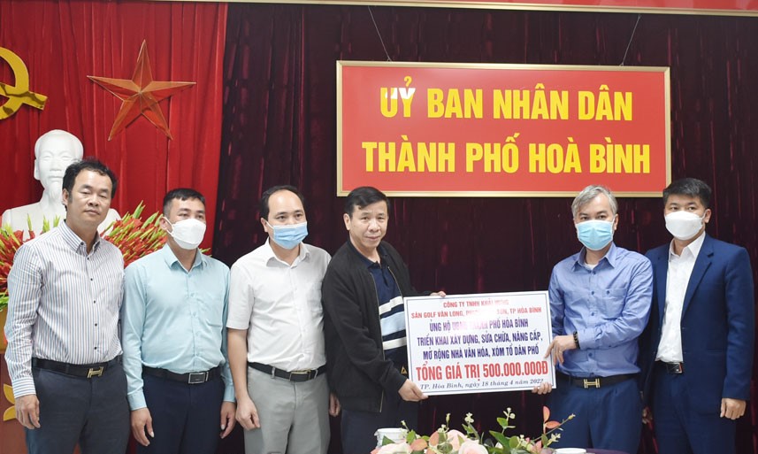 Đại diện Công ty TNHH Khải Hưng- sân golf Vân Long phường Kỳ Sơn, thành phố Hòa Bình trao 500 triệu đồng cho UBND thành phố Hòa Bình.