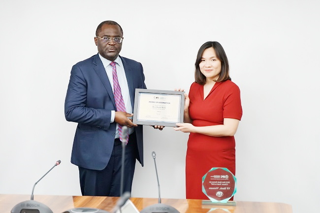 Đại diện IFC (bên trái)  trao bằng chứng nhận giải thưởng “Best Digital Bank” cho VPBank