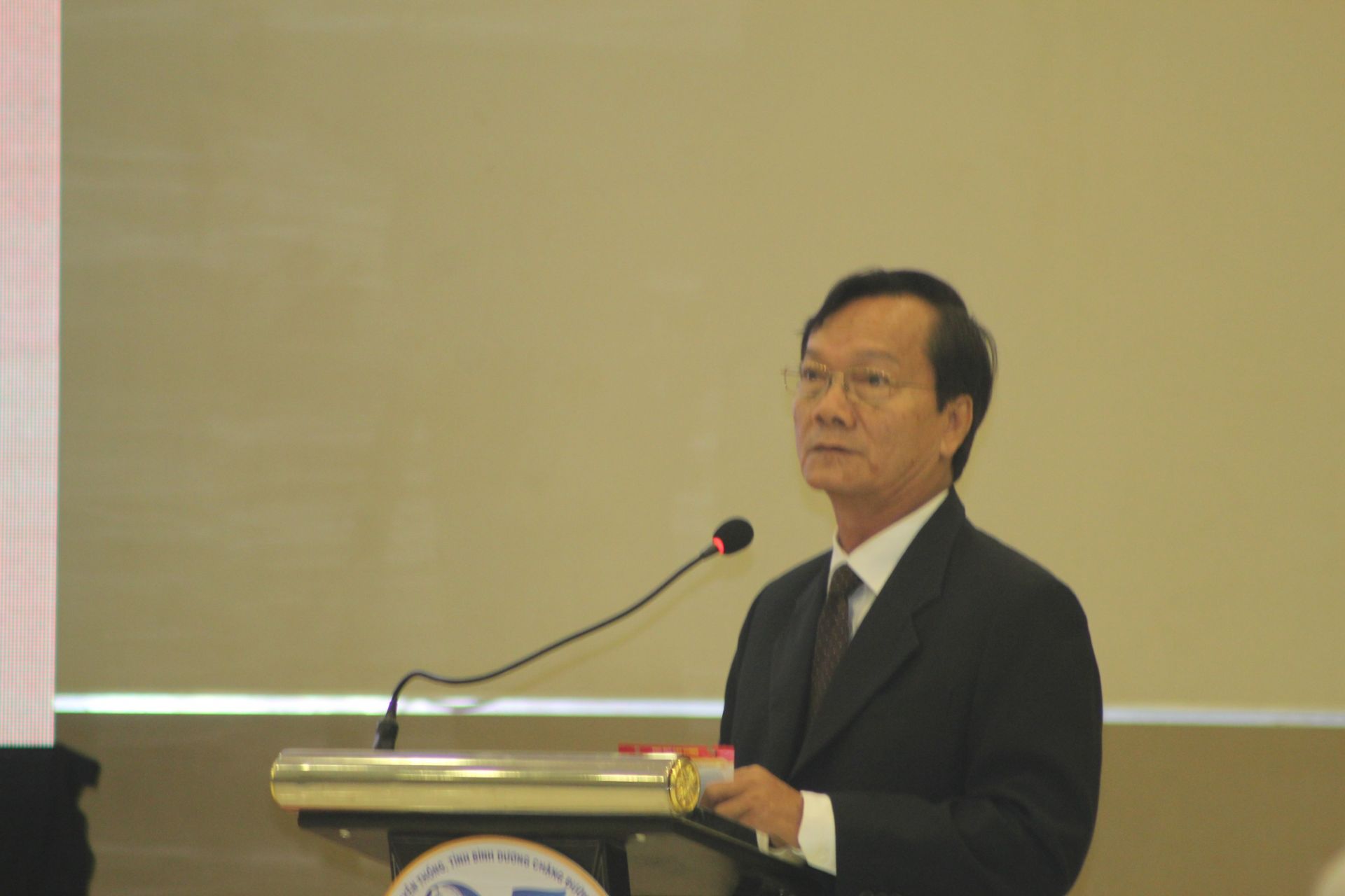 TS. Huỳnh Ngọc Đáng, Chủ tịch Hội Khoa học Lịch sử tỉnh Bình Dương trình bày bài tham luận tại Hội thảo