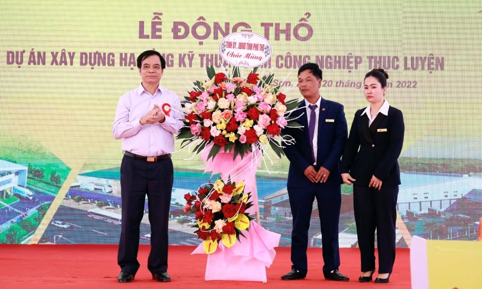 Phó Chủ tịch UBND tỉnh Phú Thọ- Nguyễn Thanh Hải tặng hoa chúc mừng Công ty TNHH thương mại sản xuất gỗ Hùng Mạnh - chủ đầu tư dự án