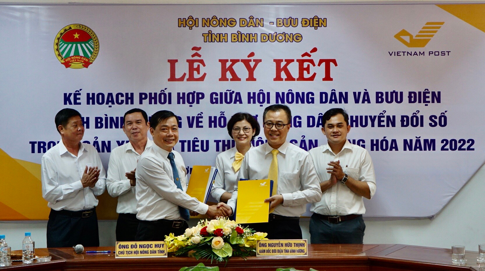 Lãnh đạo Hội Nông dân và Bưu Điện tỉnh ký kết