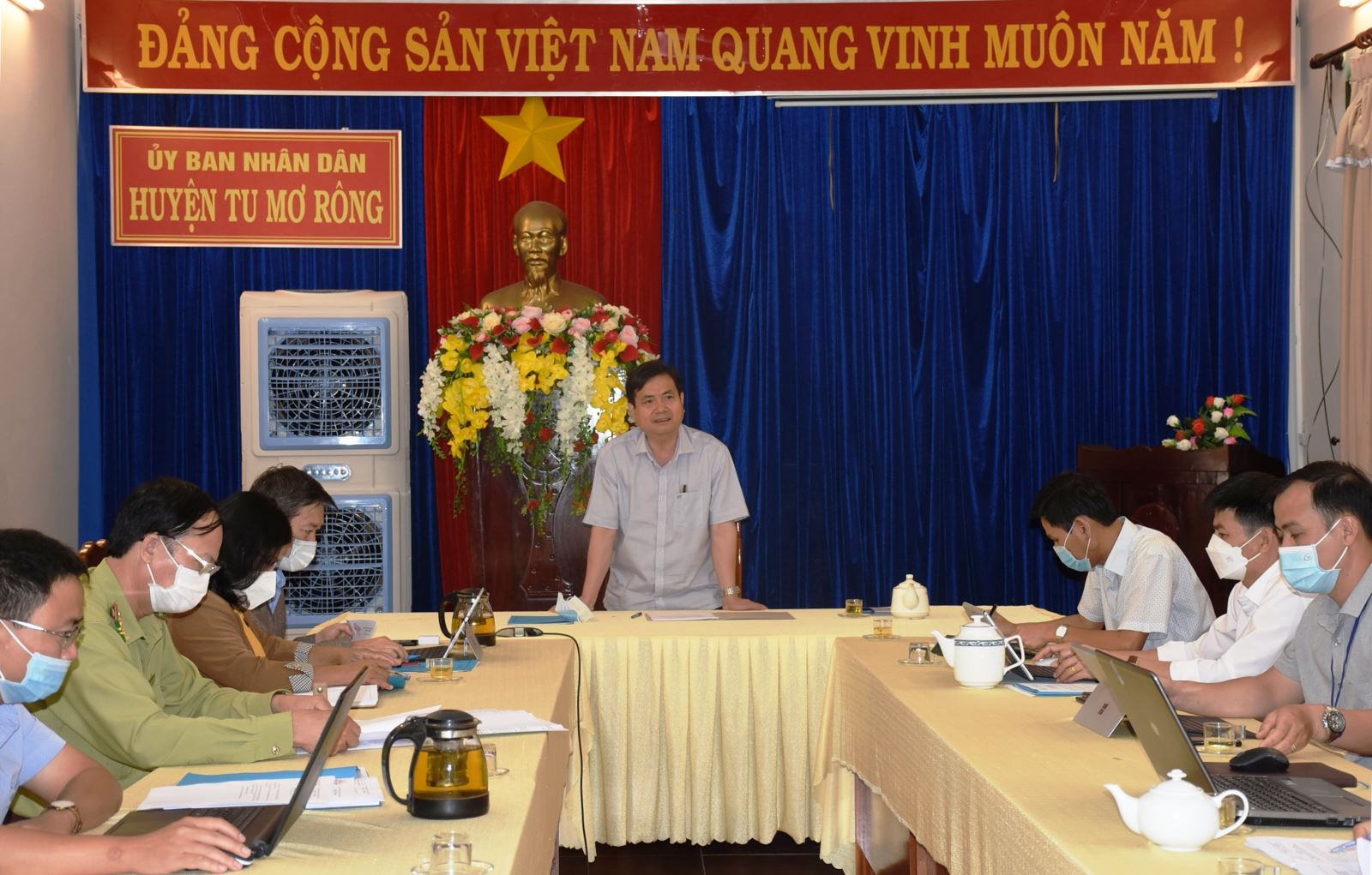 Trước đó ngày 19/4, đồng chí Nguyễn Hữu Tháp, Phó Chủ tịch UBND tỉnh đã đi kiểm tra thực tế và làm việc với UBND huyện Tu Mơ Rông công tác chuẩn bị tổ chức Phiên chợ Sâm Ngọc Linh