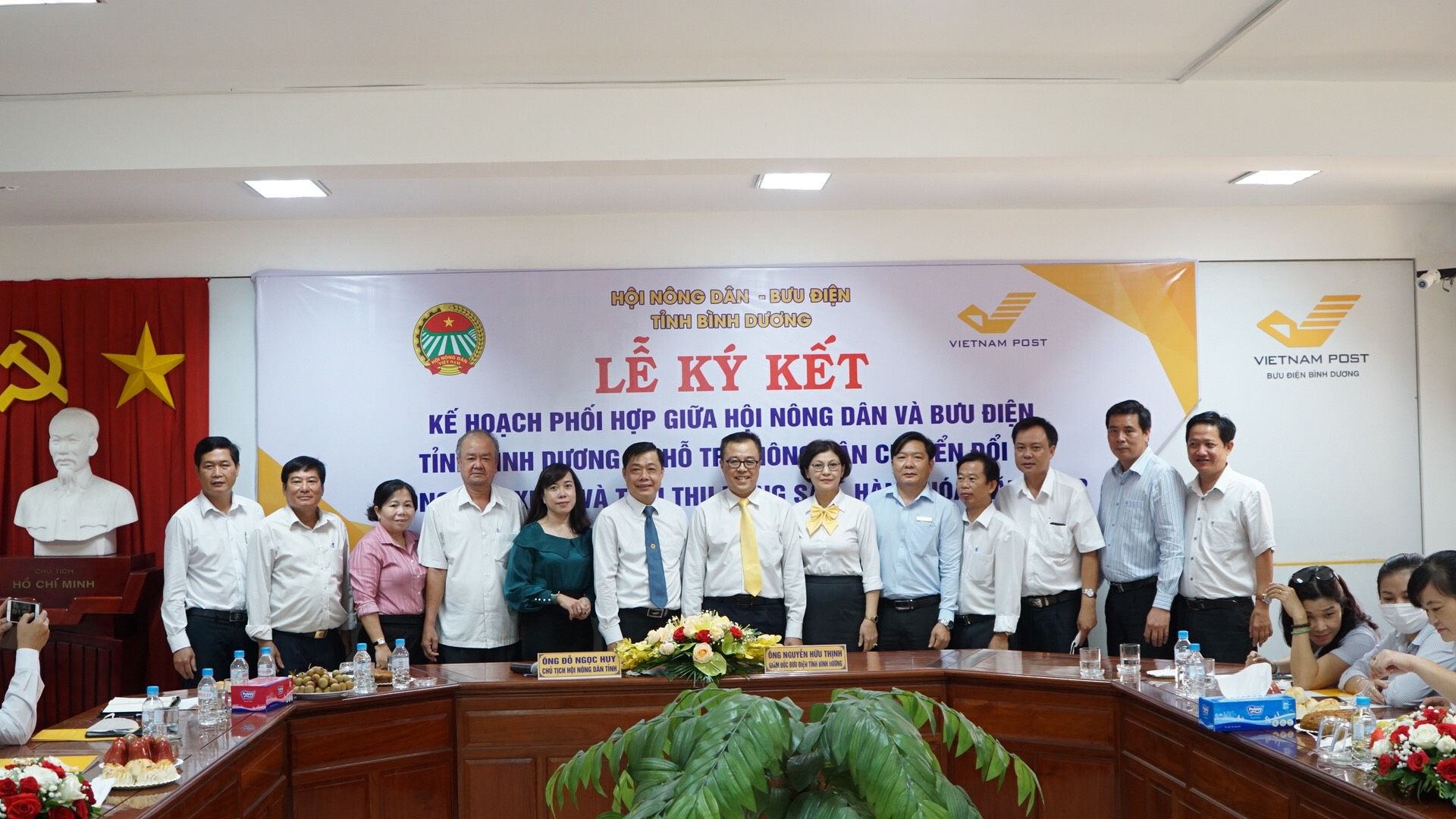 Lãnh đạo Hội Nông dân và Bưu Điện tỉnh chụp ảnh lưu niệm với Hội Nông dân các huyện thị, thành, phố.