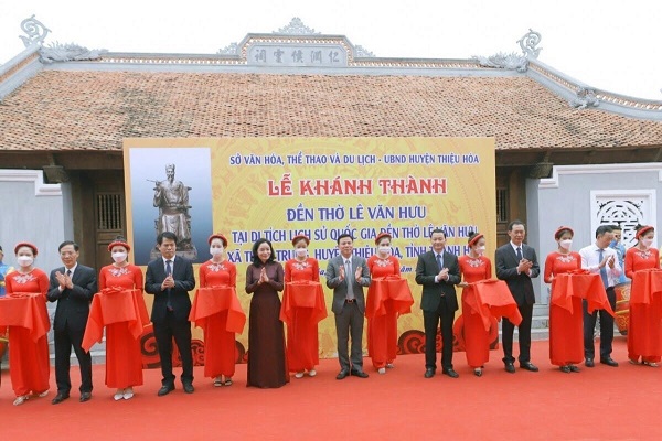 Các đại biểu dự cắt băng khánh thành Đền thờ Nhà sử học Lê Văn Hưu.