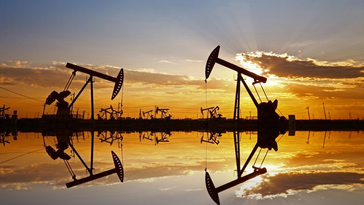 Giá dầu giảm 4% hàng tuần do lo ngại về nhu cầu