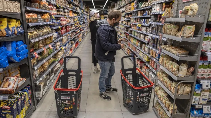 Một số khách hàng bên trong một siêu thị ở Tây Ban Nha. Các lệnh trừng phạt của châu Âu đối với Nga đã khiến giá các loại thực phẩm cơ bản nhất như dầu và ngũ cốc tăng lên.