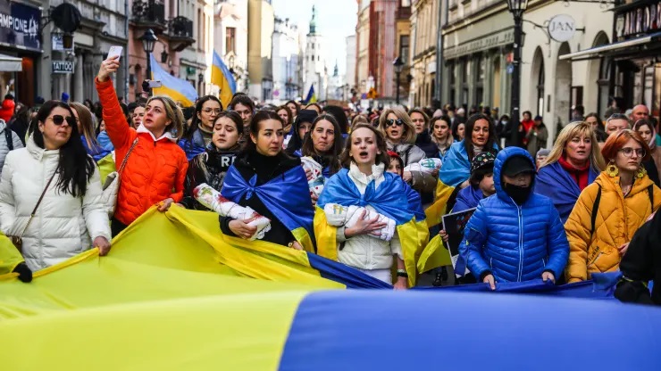 Mọi người tham dự ‘Tháng Ba của các bà mẹ’ như một phần của cuộc biểu tình quốc tế ‘Sát cánh cùng Ukraine’, ở Krakow, Ba Lan vào ngày 10 tháng 4 năm 2022.