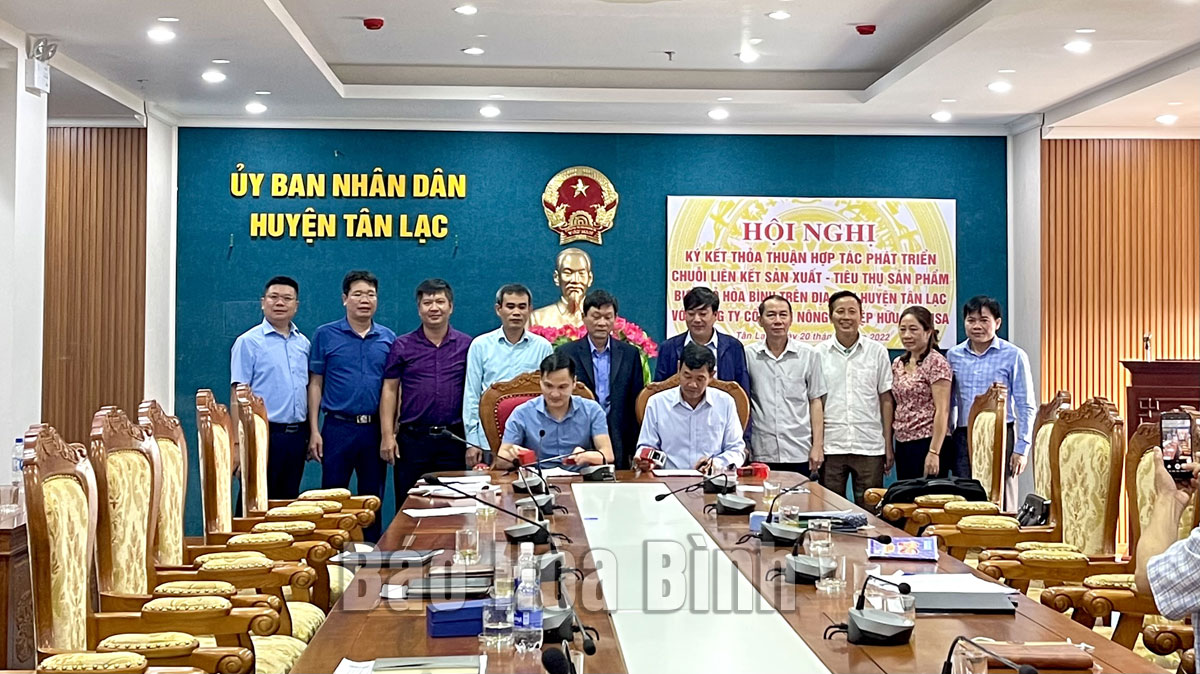 Đại diện các đơn vị ký kết Thỏa thuận hợp tác phát triển chuỗi sản xuất - tiêu thụ bưởi đỏ Hòa Bình tại huyện Tân Lạc.