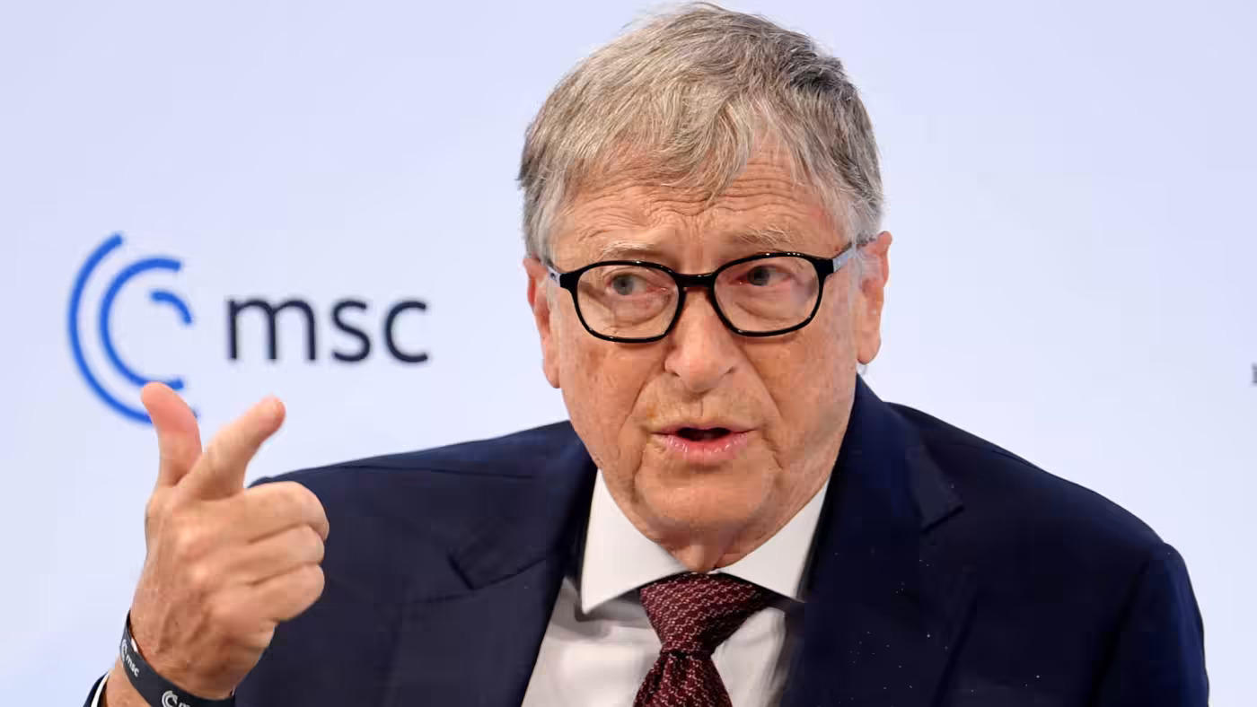 Người đồng sáng lập Microsoft, Bill Gates, phát biểu tại Hội nghị Bảo mật Munich vào tháng Hai. (Nikkei dựng phim) © Reuters