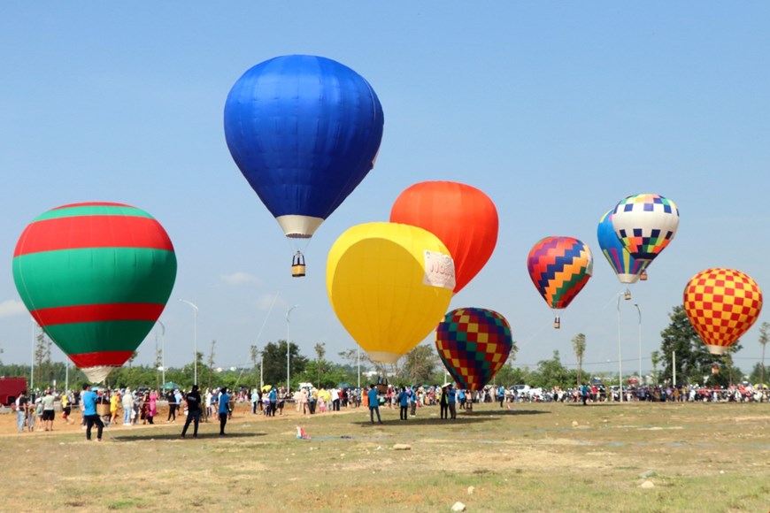Với 25 khinh khí cầu được treo ở độ cao tối đa 50m, đây là lần đầu tiên tỉnh Kon Tum tổ chức chương trình bay khinh khí cầu, cũng được xem là sự kiện bay khinh khí cầu lớn nhất tại Kon Tum từ trước đến nay.