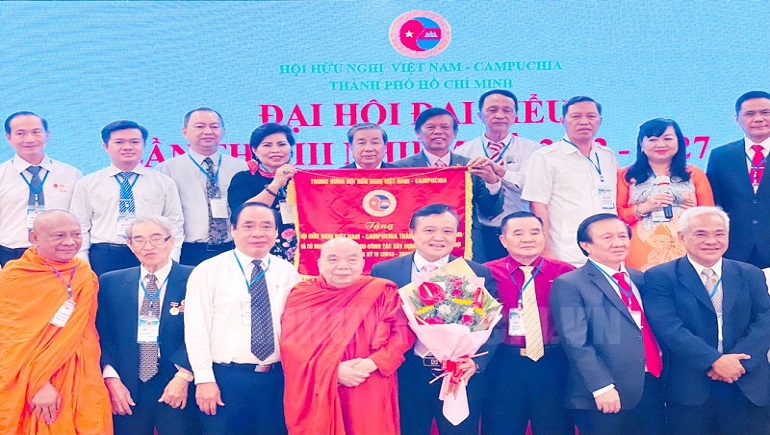 Mr. Phung Cong Dung, Chairman of the Committee on Overseas Vietnamese in Ho Chi Minh City (the first person in the middle) holds the position of Chairman of the Vietnam - Cambodia Friendship Association in Ho Chi Minh City for the term 2022 - 2027.