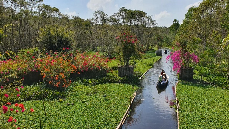 Visitors are drawn to the region's crystal-clear waters by the water's velvety surface