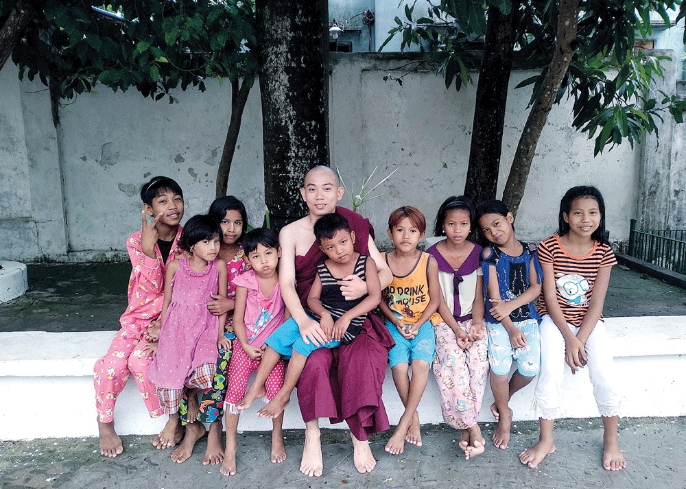 Experience as a monk - one of the 50 things to do before the age of 40 by Pham Ngoc Anh Tung.