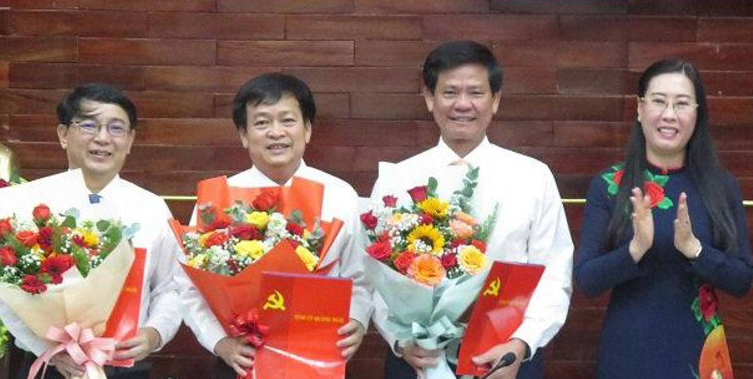 Bí thư Tỉnh ủy, Chủ tịch HĐND tỉnh Bùi Thị Quỳnh Vân trao quyết định, tặng hoa chúc mừng các đồng chí được phân công nhiệm vụ mới