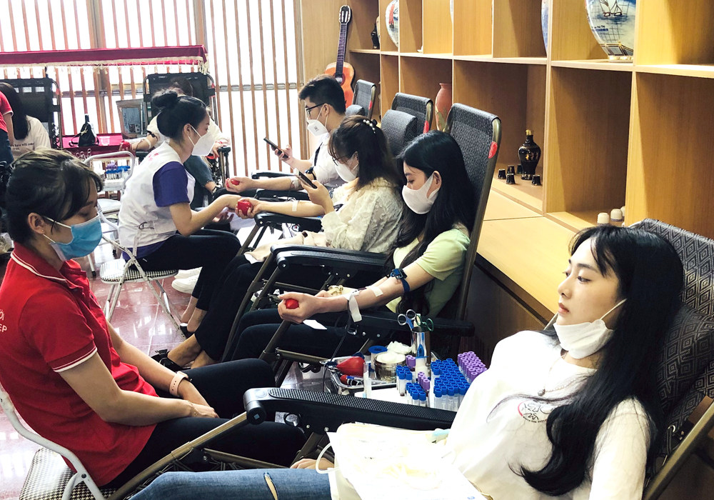 Các tình nguyện viên tham gia hiến máu trong 
