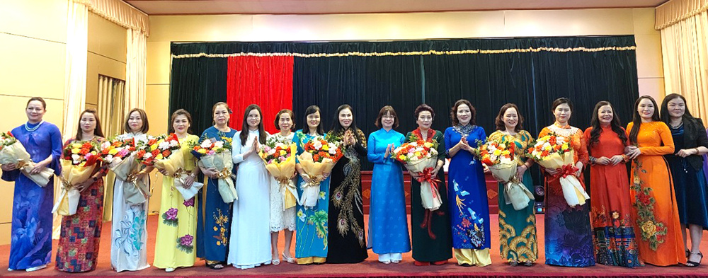 Các hội viên Hội nữ doanh nhân tỉnh Phú Thọ mới được kết nạp chụp ảnh lưu niệm