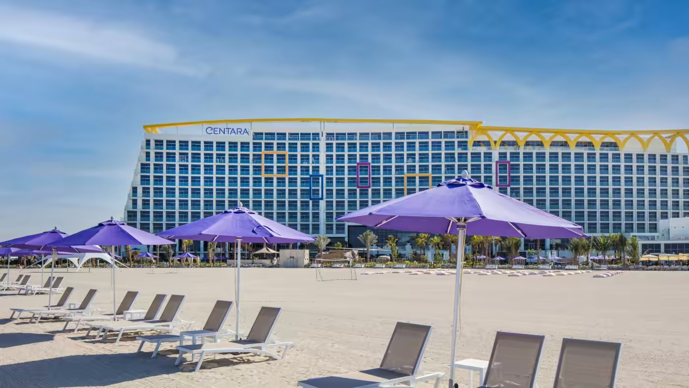 Khi các khu nghỉ dưỡng như thế này ở Dubai đang chờ đợi sự trở lại của lượng khách du lịch, các nhà phân tích cho rằng hậu quả của cuộc chiến ở Ukraine có khả năng làm giảm bớt các hạn chế đi lại và giữ chân du khách ở nhà. (Ảnh: Centara Hotels & Resorts)