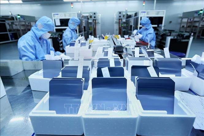 Viet Nam draws over 10.8 billion USD of FDI in four months. Raw material production line for manufacturing solar cells at JA Solar Vietnam Co., Ltd, invested by Hong Kong (China) in Quang Chau industrial zone (Bac Giang). (Photo: News)