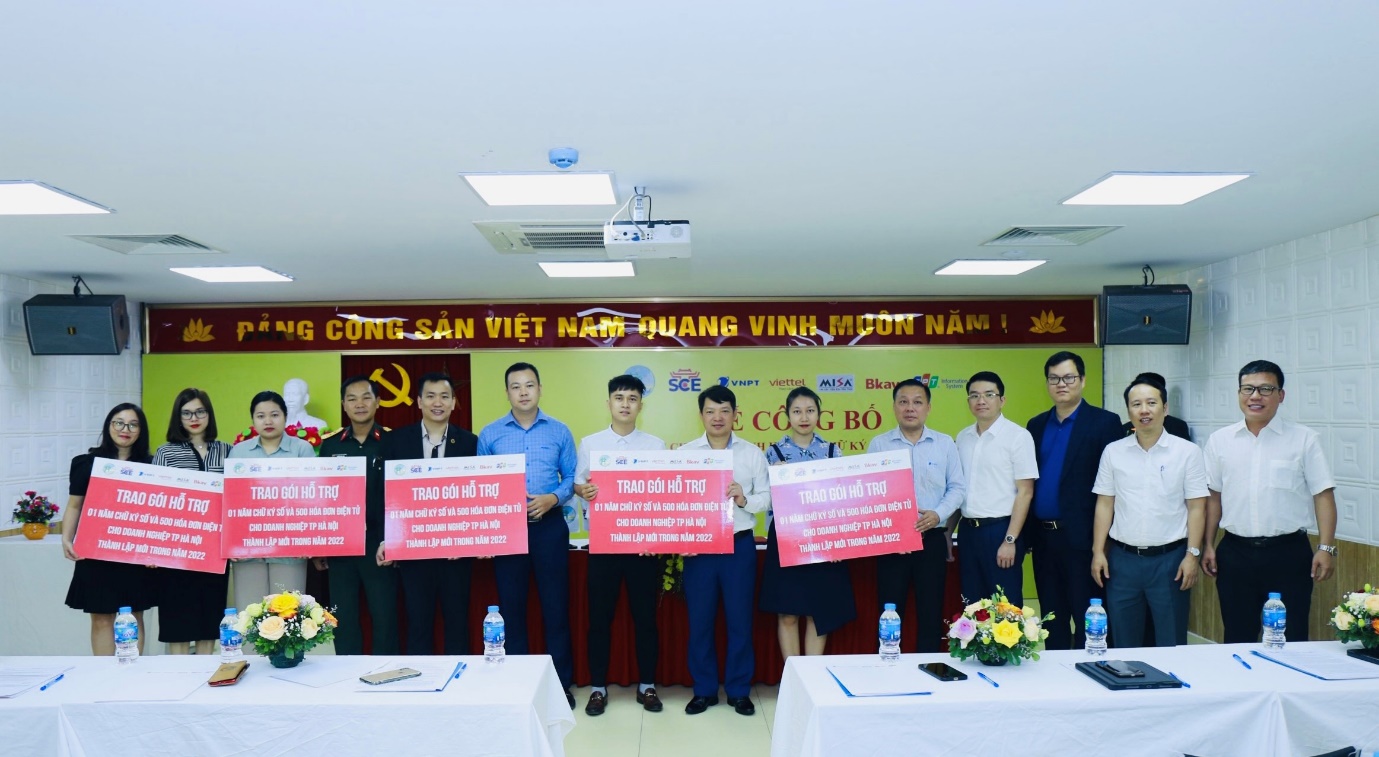 Các doanh nghiệp trao gói hỗ trợ đồng hành với Thành phố Hà Nội