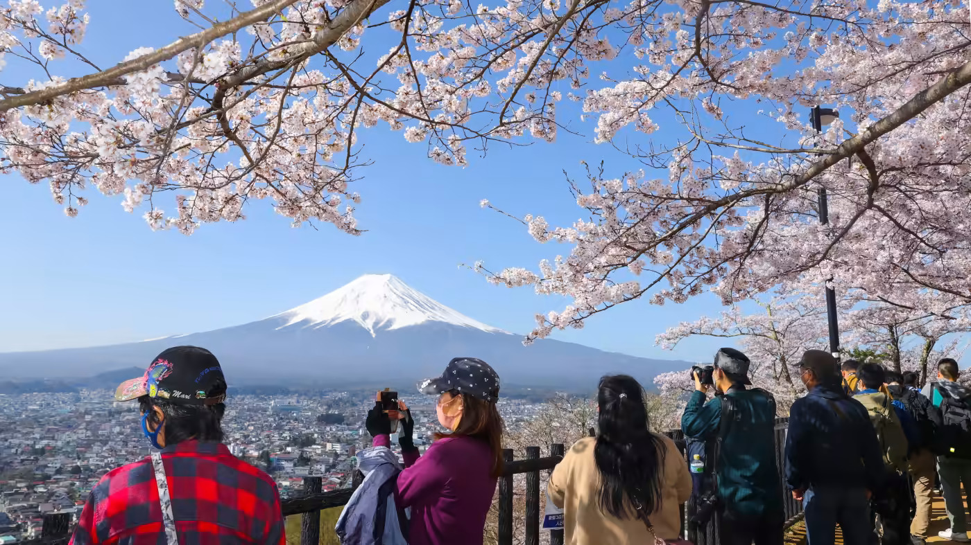 Du khách chụp ảnh núi Phú Sĩ từ Công viên Arakurayama Sengen ở tỉnh Yamanashi, Nhật Bản, vào ngày 12 tháng 4. (Ảnh của Ken Kobayashi)
