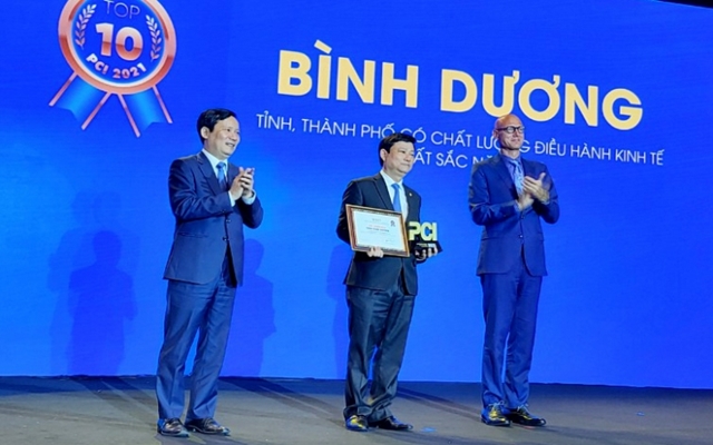 Chủ tịch UBND tỉnh Bình Dương Võ Văn Minh nhận kỷ niệm chương Tỉnh, thành phố có chất lượng điều hành kinh tế xuất sắc năm 2021