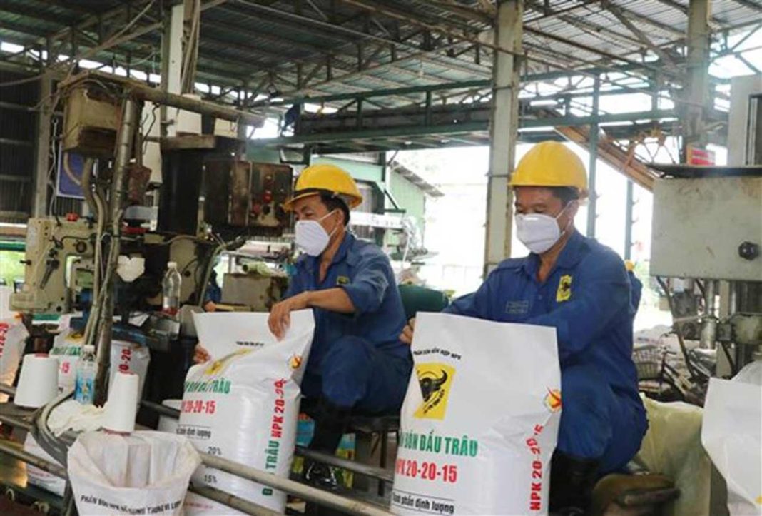 Fertilizers are packaged in Binh Dien Fertilizer Joint Stock Company in Long An Province - PHOTO: VNA