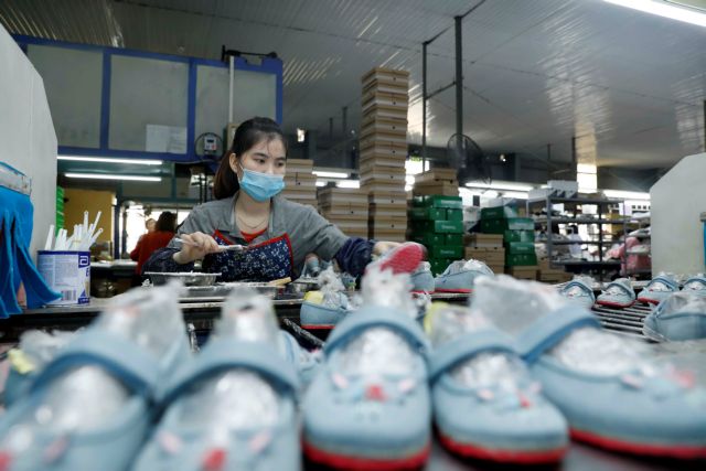 Workers at Ha Tay Chemical Weave Co. Ltd in Hà Nội. The country’s economic recovery is likely to be stronger at the end of the second quarter of 2022, when the domestic demand and the tourism sector recover.