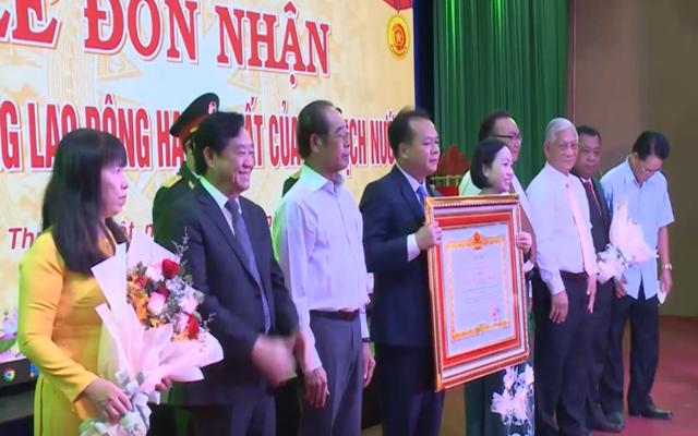 Phó Bí thư Thường trực Tỉnh ủy Bình Dương Nguyễn Hoàng Thao (thứ hai từ trái sang) trao Huân chương Lao động hạng Nhất tặng thành phố Thủ Dầu Một
