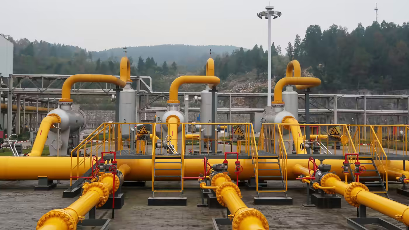 Sinopec điều hành trạm nén này tại một mỏ khí đá phiến ở Trùng Khánh, Trung Quốc. Nước này cũng đang tăng cường nhập khẩu khí đốt tự nhiên từ Nga. © Reuters