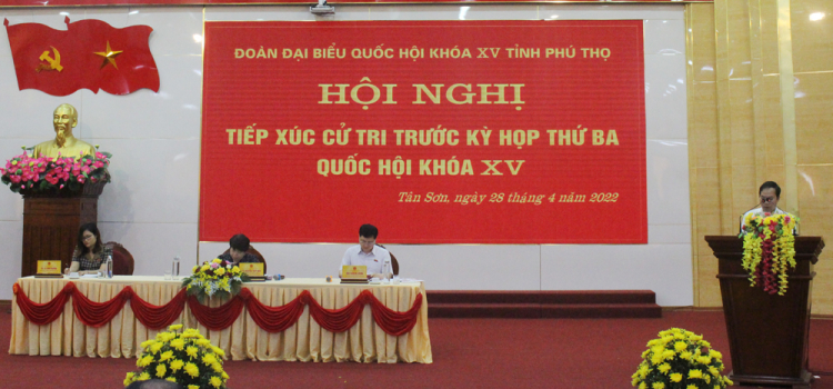 Cử tri xã Tân Phú, huyện Tân Sơn nêu ý kiến tại buổi tiếp xúc