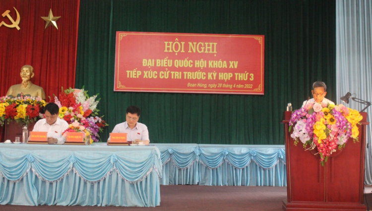 Cử tri xã Tây Cốc, huyện Đoan Hùng nêu ý kiến tại buổi tiếp xúc