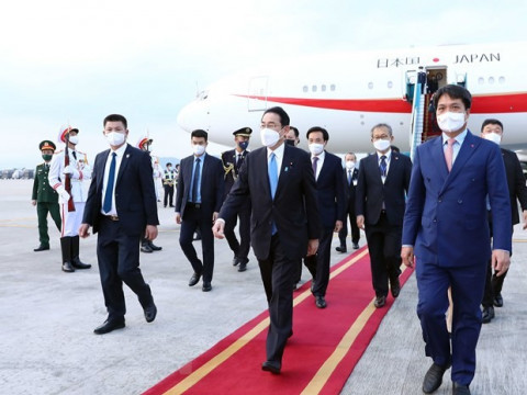 Japanese Prime Minister begins official visit to Viet Nam