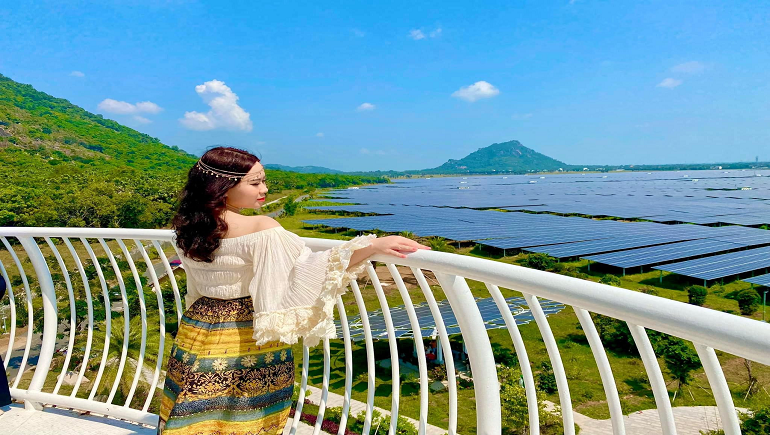 Visitor enjoy the flock inside An Hao solar power plant.