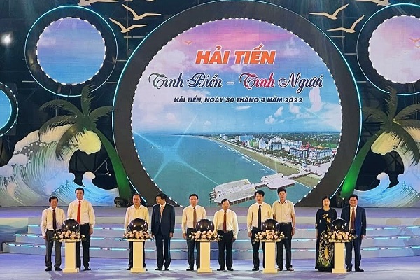 Các đại biểu thực hiện nghi thức khai mạc Lễ hội du lịch biển Hải Tiến năm 2022.