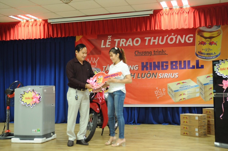 Trao thưởng cho công nhân bốc thăm may mắn tại Công ty TNHH Pousung Việt Nam