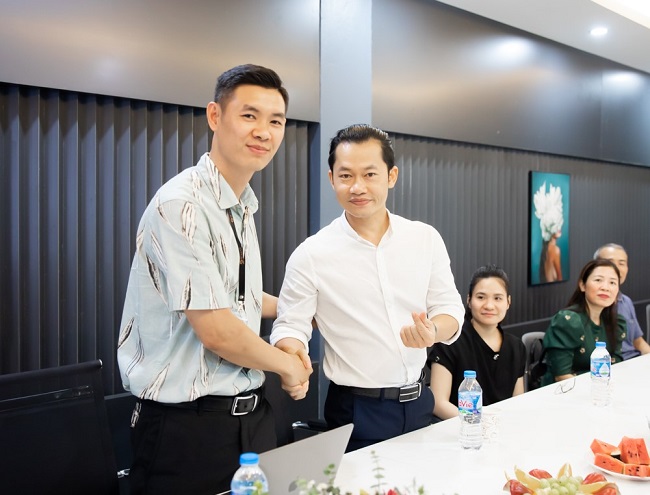 Ông Lê Đại Dương - Chủ tịch CLB Doanh nhân Giao thương (phải) và Ông Nguyễn Văn Quân - CEO của thương hiệu Cchat (Trái).