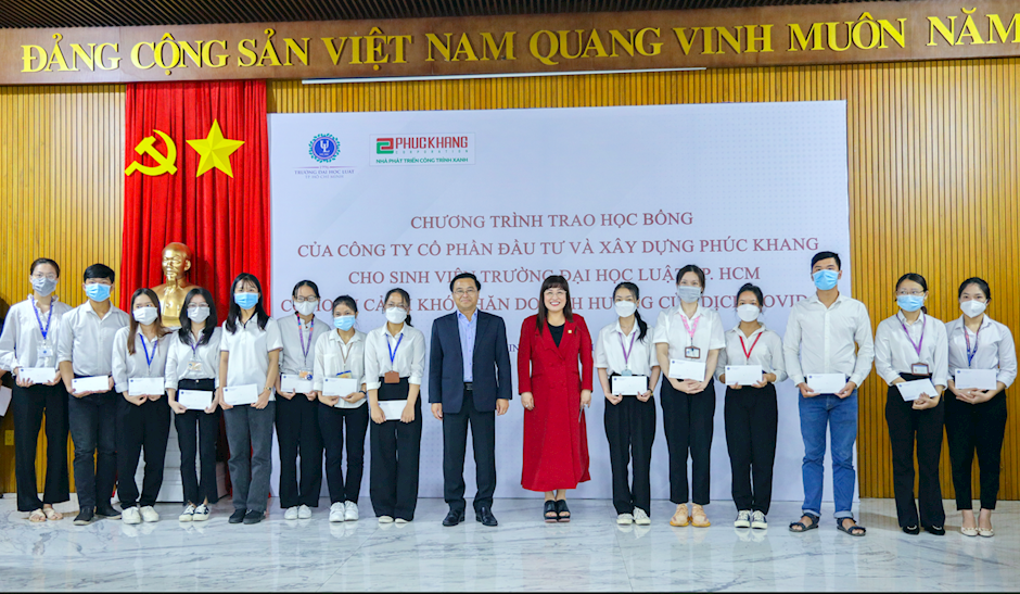 PGS.TS. Bùi Xuân Hải và bà Lưu Thị Thanh Mẫu trao tặng các suất học bổng dành cho sinh viên