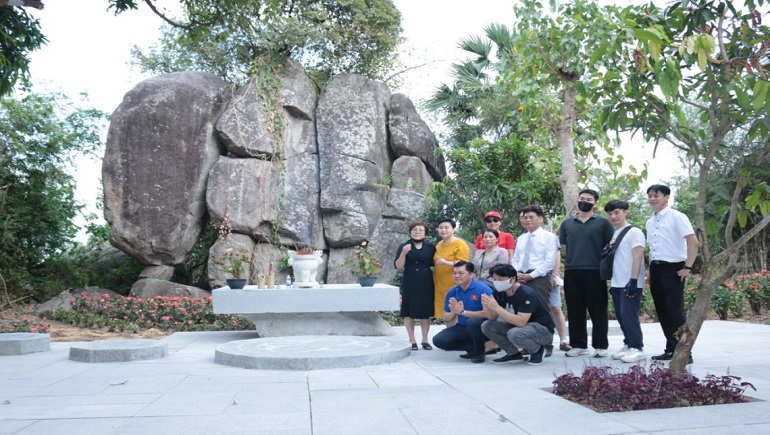 A delegation of overseas visitors visited the Buddha's Hand's “governance market”