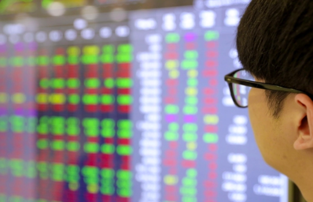 An investor watching the market's movement on a screen. — Photo vietnamfinance.vn