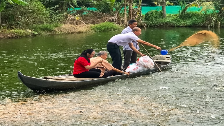 Farmers were instructed in fish care practices by Sao Mai Super Feed employees