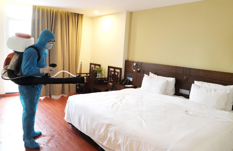 Khách sạn Sài Gòn - Phú Thọ phối hợp với lực lượng y tế tiến hành phun khử khuẩn các phòng lưu trú