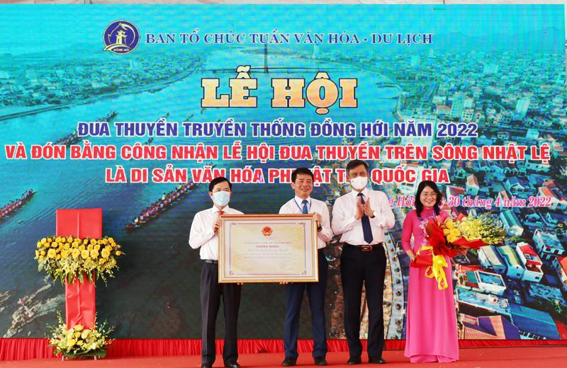 Đ/c Chủ tịch UBND Trần Thắng trao bằng công nhận Lễ hội đua thuyền truyền thống trên sông Nhật Lệ là Di sản văn hóa phi vật thể Quốc  gia