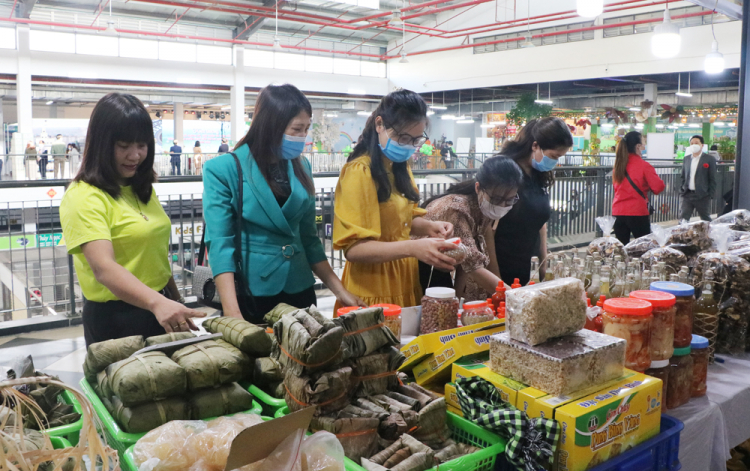 Các sản phẩm OCOP tại Chợ Trung tâm thành phố Việt Trì là địa chỉ để du khách đến mua sắm, trải nghiệm trong dịp SEA Games 31