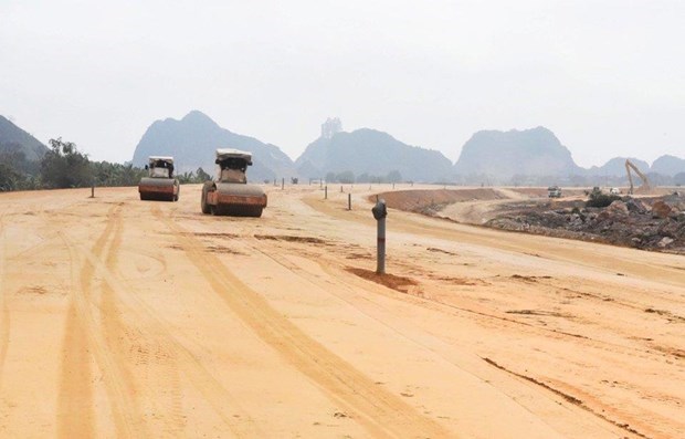 A component project of the North-South Expressway under construction. Speeding up the disbursement of public investment is expected to drive economic growth after the pandemic. (Photo: VNA) A component project of the North-South Expressway under construction. Speeding up the disbursement of public investment is expected to drive economic growth after the pandemic. (Photo: VNA)