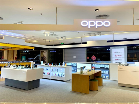 Smartphone manufacturers race to open stores in Việt Nam