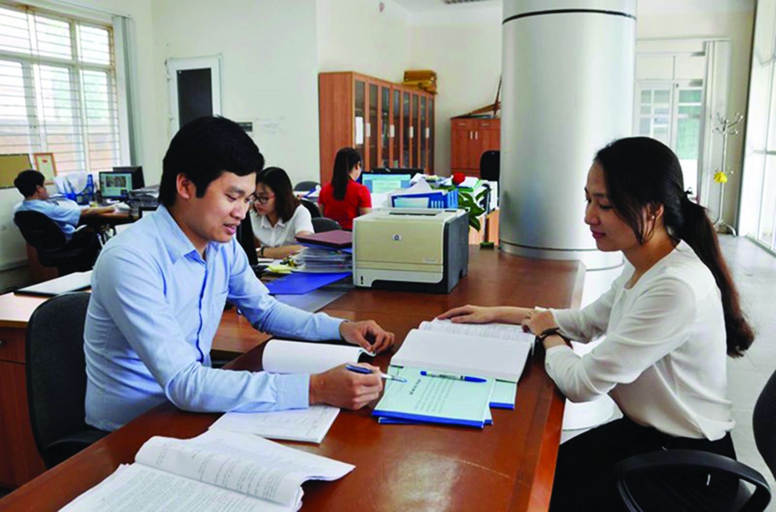Officer of Vinh Phuc Investment Development and Credit Guarantee Fund guide customers to register for guarantee procedures to access bank loans. Photo: Chu Kieu Officer of Vinh Phuc Investment Development and Credit Guarantee Fund guide customers to register for guarantee procedures to access bank loans. Photo: Chu Kieu