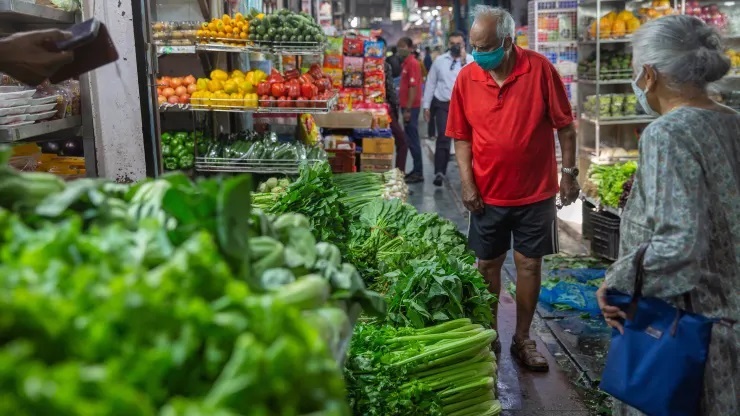 220413 Xu hướng gia tăng lạm phát dự kiến ​​sẽ tiếp tục, làm tăng gánh nặng cho người tiêu dùng ở Ấn Độ, được thấy ở đây khi mua sắm ở New Delhi vào tháng Tư.