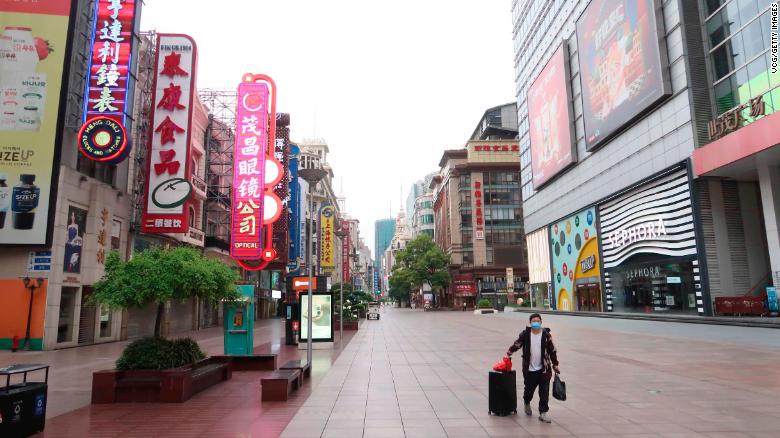 Phố đi bộ Nanjing Road gần như vắng vẻ được nhìn thấy trong kỳ nghỉ lễ Ngày 1/5 vào ngày 1/5/2022 ở Thượng Hải, Trung Quốc.