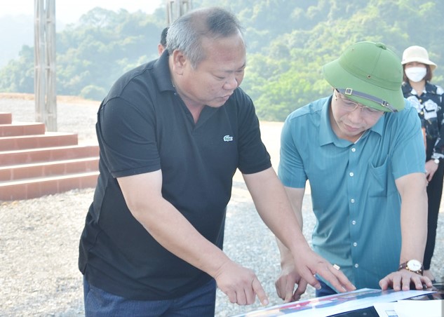 Ông Nguyễn Văn Toàn, Phó Chủ tịch TT UBND tỉnh kiểm tra khu vực trao giải nội dung xe đạp địa hình.