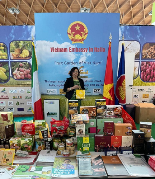 Bà Phạm Thùy Dương - đại diện Honeco tại Hội chợ trái cây và rau quả quốc tế - MacFrut 2022 lần thứ 39